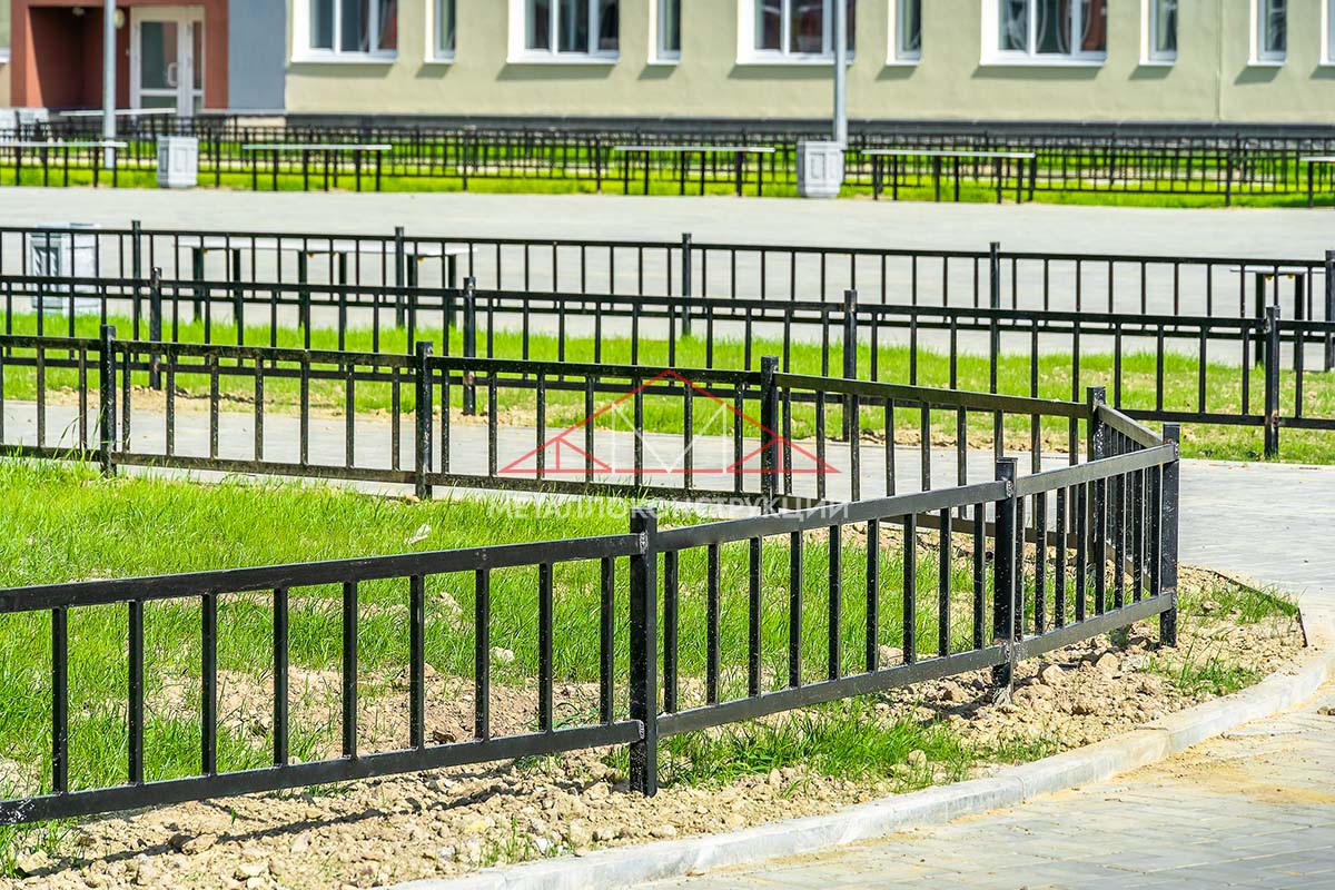 Установка сварных секций для создания ограждений на школьном участке в городе Пушкин